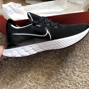 Nike Inifnity React Flyknit Sneaker